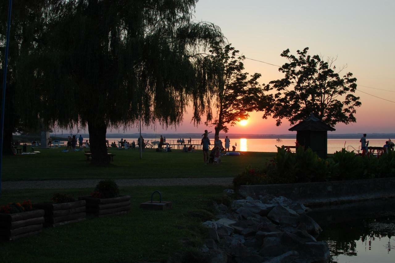 Lake House Farsang Balatonberény Exteriör bild